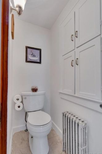 9 Beverly St, Enfield CT 06082-4512 exterior