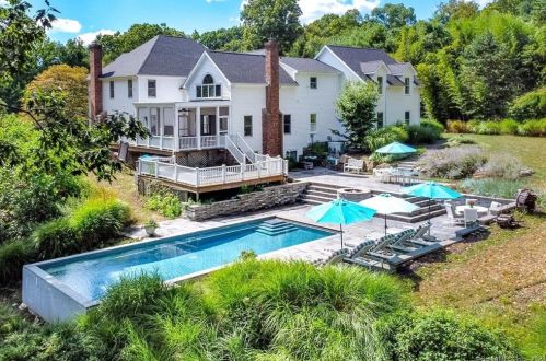 10 Woodway Ln, Wilton CT 06897-4730 exterior