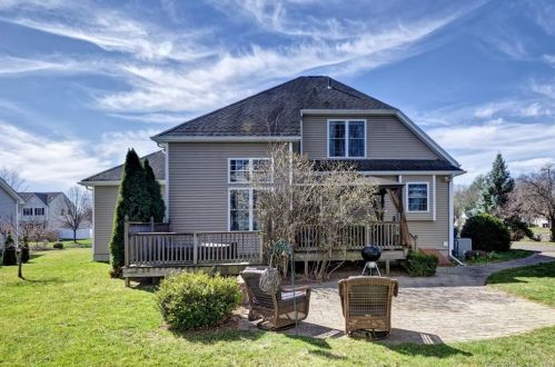 31 Acorn Dr, Windsor Locks CT 06096-1224 exterior