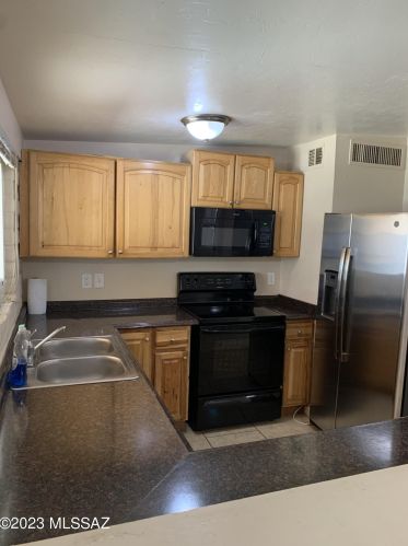 8464 Mary Dr, Tucson AZ 85730-1831 exterior