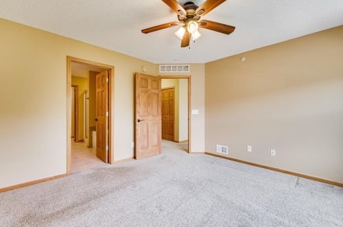 1932 Shamrock Pl, Chaska MN 55318-5405 exterior