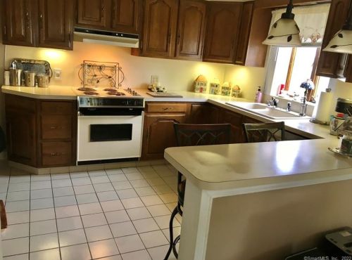 25 Pearl St, Windsor Locks CT 06096-1421 exterior