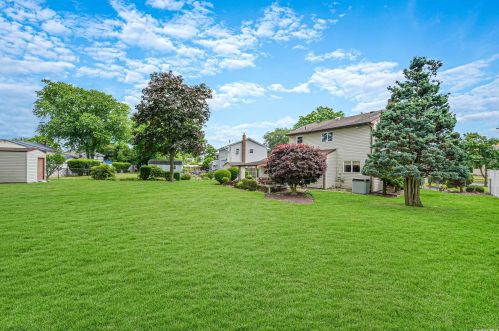 21 Arden Ln, Commack NY 11725-1301 exterior