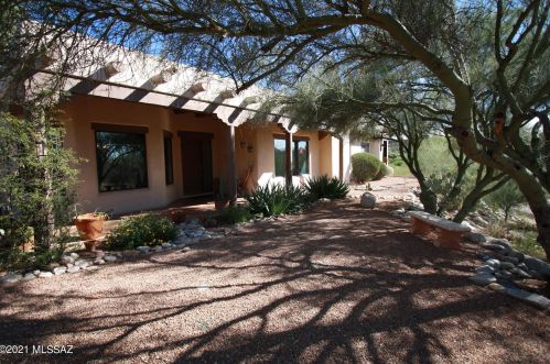 5450 Hacienda Del Sol Rd, Tucson AZ  85718-5121 exterior
