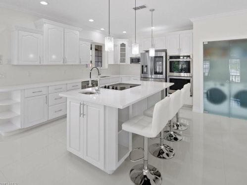 9980 Vanderbilt Dr, Naples FL 34108-2170 exterior