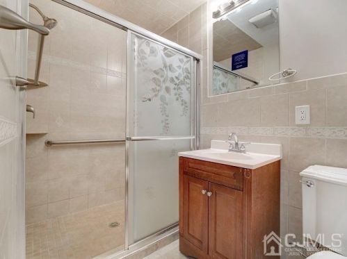 64 Glendale Ave, Edison NJ 08817-5266 exterior