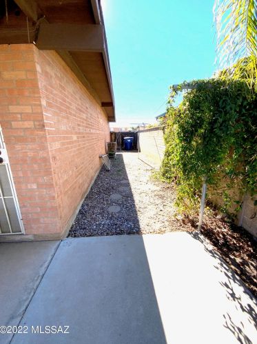 8771 Baker St, Tucson AZ 85710-2617 exterior