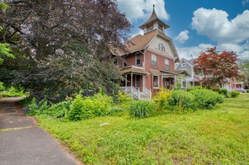 98 Spring St, Windsor Locks, CT 06096-2207