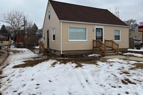 4928 28th St, Milwaukee, WI 53221-2608