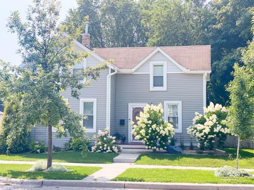 323 Cedar St, Chaska, MN 55318-1835