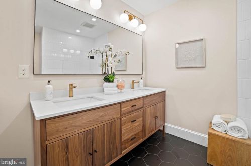 1713 Bay St, Washington DC 20003-1647 exterior