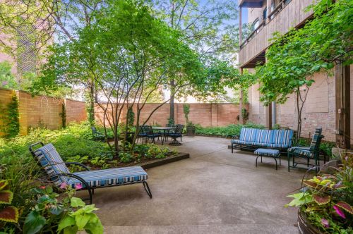 420 Grand Ave, Chicago IL  60654-3506 exterior