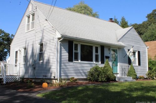 5 Play Rd, Enfield CT 06082-5148 exterior