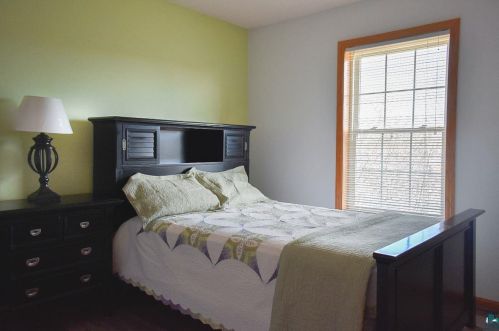 2106 Miller Crk Dr, Duluth MN 55811-1882 exterior