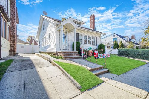 14 Argyle St, Valley Stream, NY 11580-4309