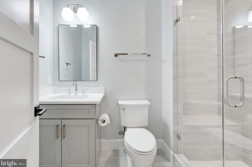 1422 Mayflower Dr, Mc Lean VA 22101-5615 exterior