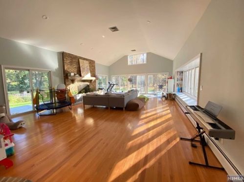 102 Saddle River Rd, Upper Saddle River NJ  07458-3020 exterior