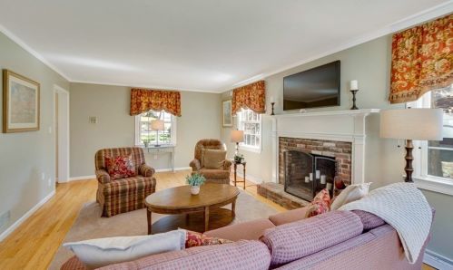 105 Hillside Rd, North Andover MA 01845-5316 exterior