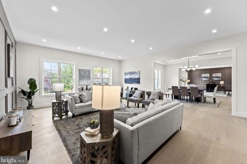 1327 Mayflower Dr, Mc Lean VA 22101-3405 exterior