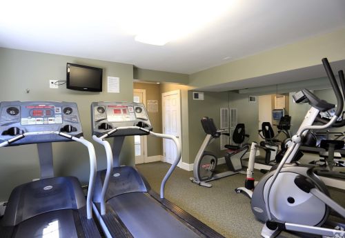 41 Commodore Ln, Babylon NY  11704-8203 exterior