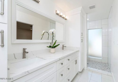 2316 Desert Cove Ave, Phoenix AZ  85028-2411 exterior