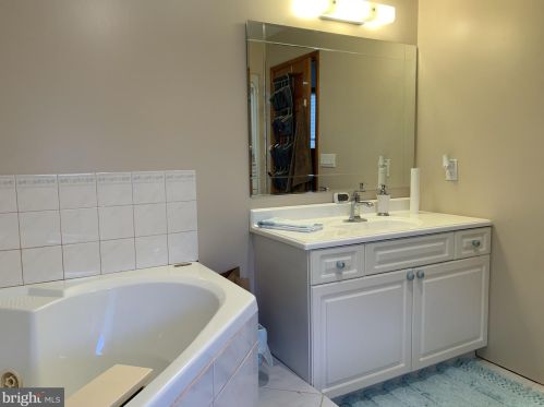 6 Kari Ct, Jackson Twp NJ 08527-1377 exterior