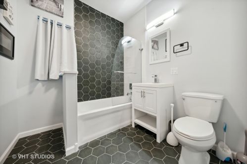 7251 Paxton Ave, Chicago IL  60649-2519 exterior