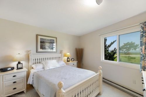 4 Capella, Middletown RI 02840-1587 exterior