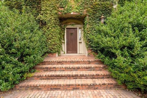 235 Warren St, Brookline MA 02445-5942 exterior