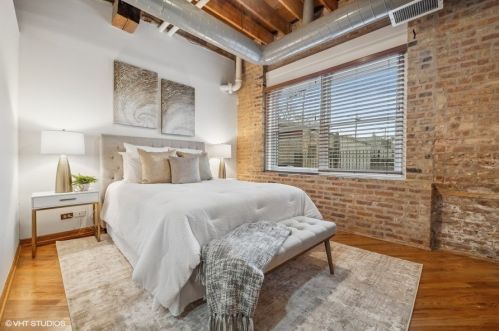 5235 Ravenswood Ave, Chicago IL  60640-2075 exterior