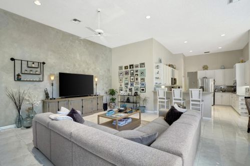 8211 Muirhead Cir, Boynton Beach FL 33472-5064 exterior