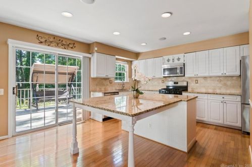 31 Lookout Hl Rd, Milford CT 06461-1878 exterior