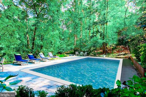 9009 Clewerwall Dr, Bethesda, MD 20817-6905