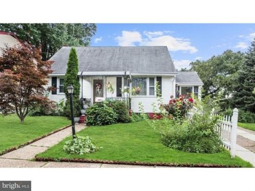 403 River Dr, Camden, NJ 08110-3908