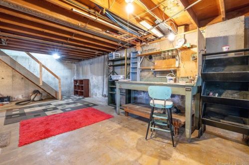 16 Angel Pl, North Haven CT 06473-2402 exterior