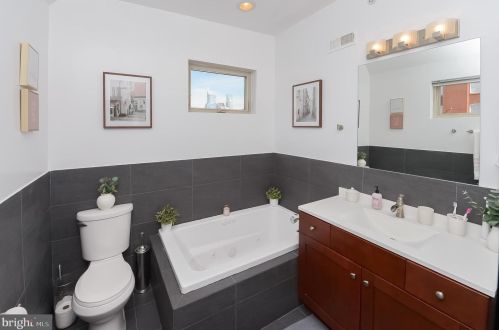 2307 Carpenter St, Philadelphia PA 19146-2516 exterior