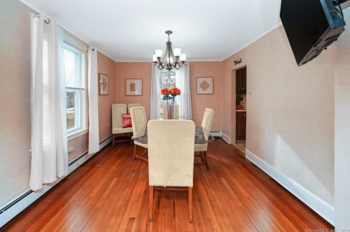 46 Glenwood St, Manchester CT  06040-6142 exterior