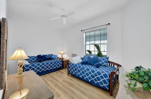 4522 Cardinal Cove Ln, Naples FL 34114-9487 exterior