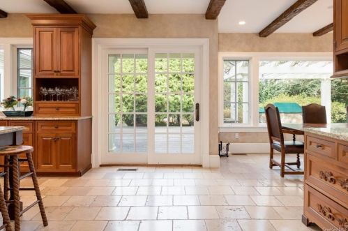 26 Day Rd, Armonk NY 10504-2408 exterior