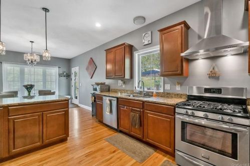 17 Sunrise Ln, Poughkeepsie NY exterior