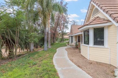 38325 De Portola Rd, Temecula CA 92592-8984 exterior