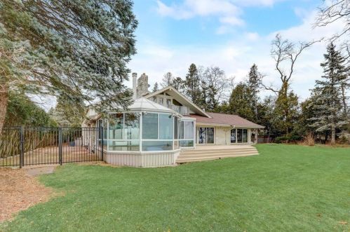 6990 Barnett Ln, Milwaukee WI 53217-3606 exterior