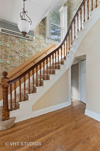 2206 Kenmore Ave, Chicago IL 60613-2916 exterior