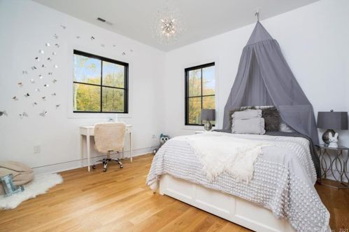 232 Bayberry Ln, Westport CT 06880-4033 exterior