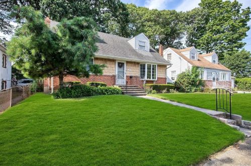 14 Henderson Ave, Valley Stream NY 11580-3025 exterior