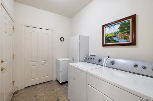 1342 Alameda Blvd, Troy MI 48085-6739 exterior