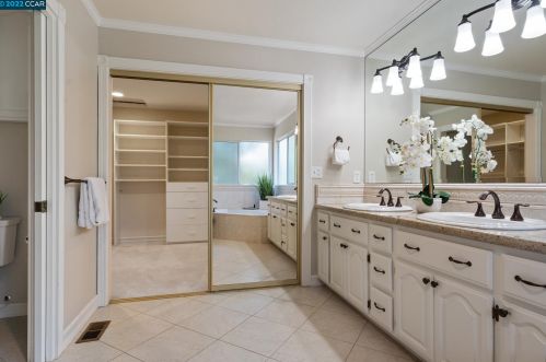 1194 Court Ln, Concord CA 94518-1744 exterior