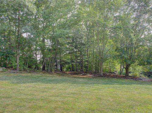 39 Tra Mart Dr, Uncasville CT  06382-1115 exterior