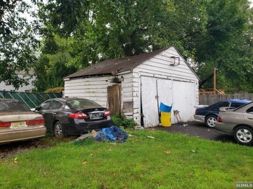 1290 Beaumont Ave, Teaneck NJ 07666-4901 exterior