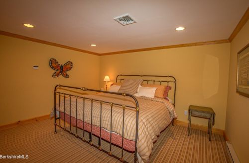 47 Fairwynds Dr, Lenox MA 01240-2729 exterior